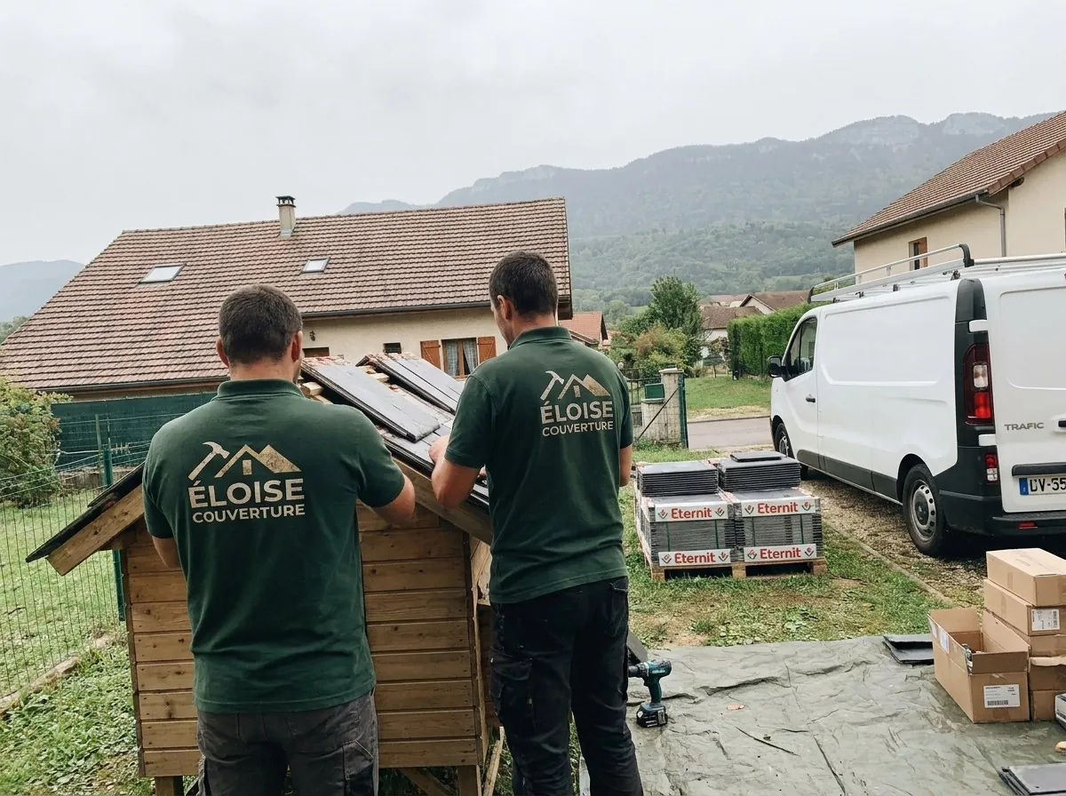 Deux couvreurs d'Éloise Couverture posent des ardoises en fibres-ciment sur une petite toiture, montagnes de l'Ain en arrière-plan