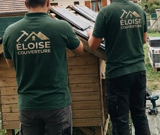 L'équipe d'Éloise Couverture au travail, logo au dos des polos verts